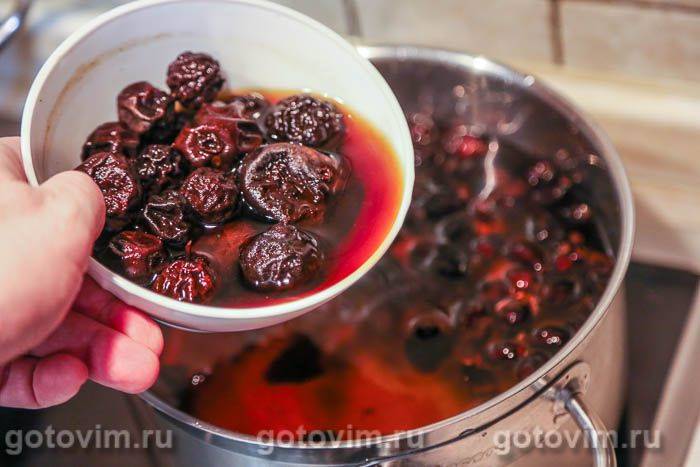 Узвар із груші дичка та шипшини