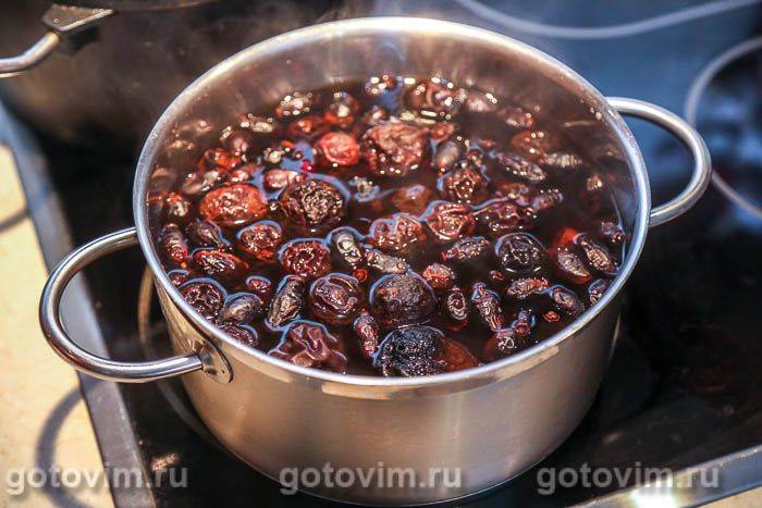 Узвар із груші дичка та шипшини