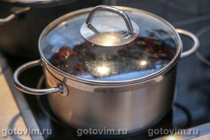 Узвар із груші дичка та шипшини